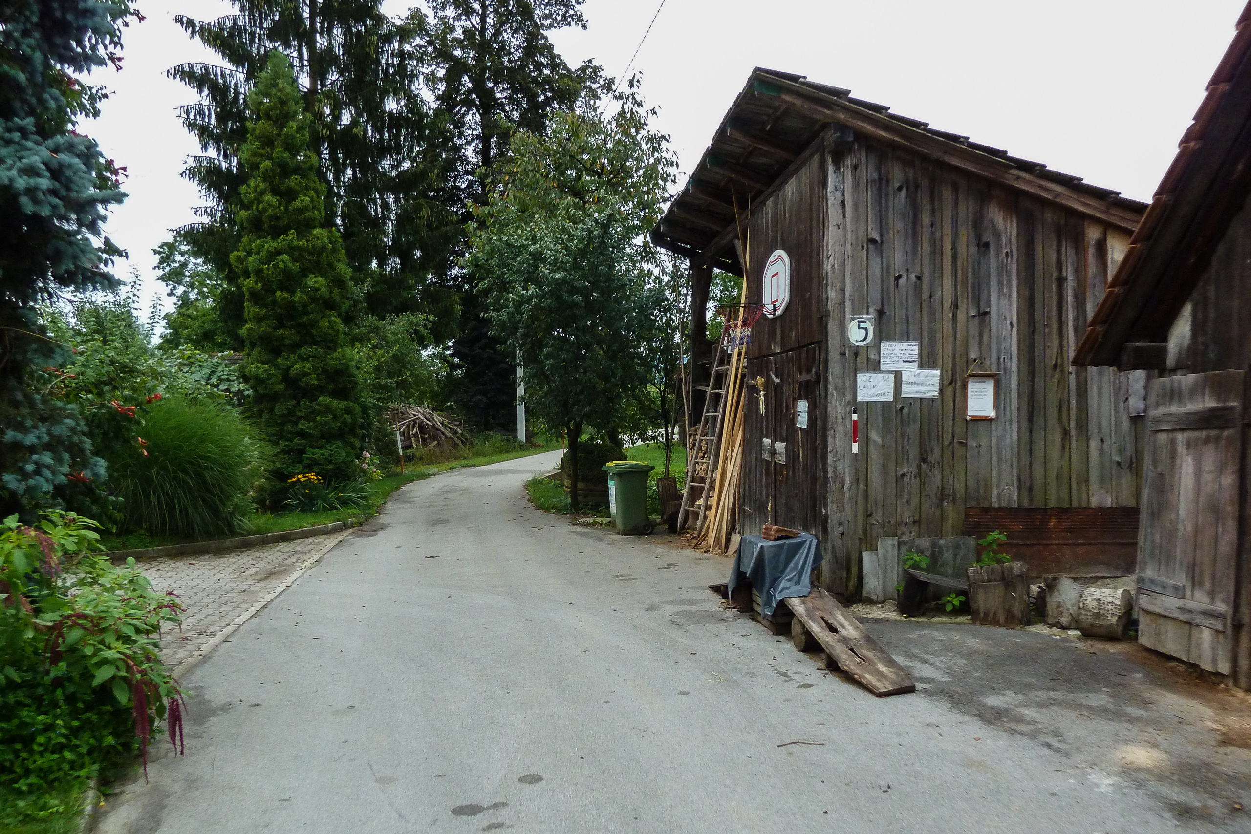 Dorfstraße in Slowenien